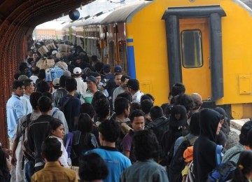 Kepadatan pemudik mulai terlihat di Stasiun Jakarta Kota, Jakarta Barat, Senin (22/8). Mulai 23 Agustus hingga 3 September 2011, kereta api kelas ekonomi angkutan Lebaran dari Jakarta hanya menaikkan penumpang melalui empat stasiun pemberangkatan, antara l