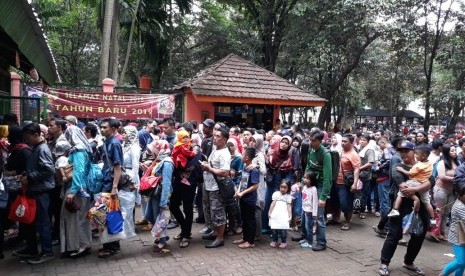 Kepadatan pengunjung saat antre di loket Taman Margasatwa Ragunan, Jakarta Selatan, Selasa (25/12).