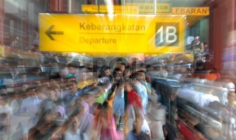 Kepadatan penumpang di Bandara Soekarno-Hatta, Tangerang, Banten.