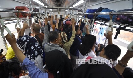  Kepadatan penumpang di kereta KRL Commuter Line. ilustrasi