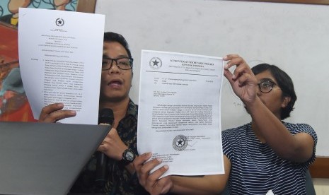 Kepala Advokasi Lembaga Bantuan Hukum (LBH) Jakarta Nelson Nikodemus Simamora (kiri) bersama Ketua Umum Yayasan Lembaga Bantuan Hukum Indonesia (YLBHI) Asfinawati (kanan) menunjukkan surat penolakan pemberian informasi terkait salinan Kepres Pembentukan Pansel Capim KPK dari Kemen Setneg dalam konferensi pers menyoroti kinerja Pansel Capim KPK di gedung LBH Jakarta, Menteng, Jakarta, Ahad (28/7/2019). 