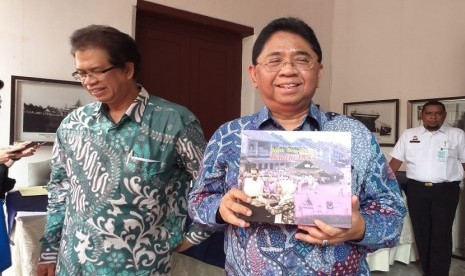 Kepala ANRI, Mustari Irawan memperlihatkan naskah sumber arsip 