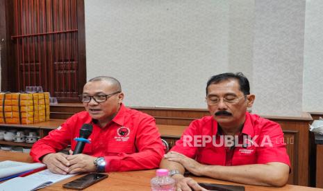 Kepala Badan Bantuan Hukum dan Advokasi Rakyat DPD PDIP Jateng M Ali Purnomo (kiri) saat memberikan keterangan kepada media di Kantor DPD PDIP di Semarang, Jawa Tengah, Selasa (19/11/2024).