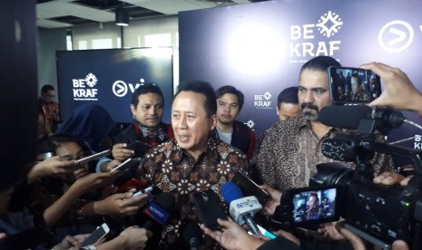 Kepala Badan Ekonomi Kreatif Indonesia (Bekraf) Triawan Munaf dan Country Manager Viu Indonesia Varun Mehta di Ruang Publik Bekraf, Gedung Kementerian Badan Usaha Milik Negara (BUMN) menjelaskan mengenai kolaborasi Bekraf dan Viu untuk mengembangkan ekosistem film di Indonesia, Senin (25/2). 