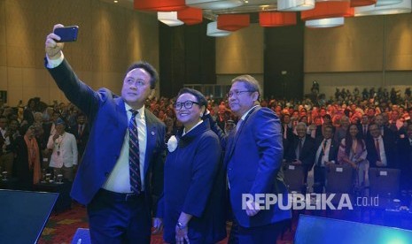 Head of the Creative Economy Agency Triawan Munaf (left) along with Foreign Minister Retno LP Marsudi (center) and Minister of Communication and Information Rudiantara take a photo with the background of conference participants at the opening of the International Creative Economy (WCCE) Conference in Nusa Dua, Bali on Wednesday (Nov 7).