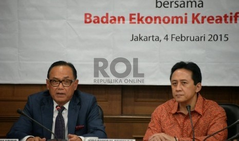 Kepala Badan Ekonomi Kreatif Triawan Munaf (kiri) dan Wakil Ketua Umum Kamar Dagang dan Industri (Kadin) Bidang Ekonomi Kreatif Budyarto Linggowiyono saat memberikan keterangan di Jakarta, Rabu (4/2).  (Prayogi/Republika)