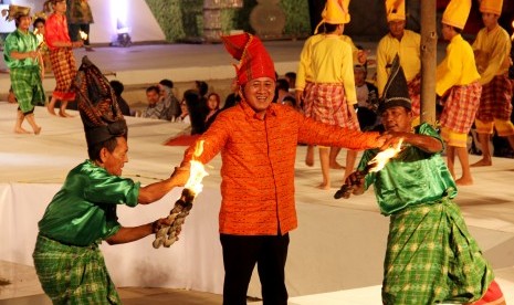 Kepala Badan Ekonomi Kreatif Triawan Munaf (tengah) bermain Tari Pepeka Rimakka pada pembukaan Makassar International Eight Festival and Forum (F8) 2017 di Anjungan Pantai Losari, Makassar, Sulawesi Selatan, Rabu (6/9) malam. 