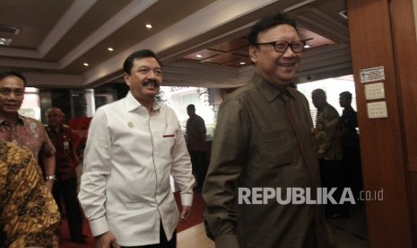 Menteri Dalam Negeri Tjahjo Kumolo (kanan)