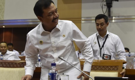 Kepala Badan Intelijen Negara (BIN) Jenderal Pol Budi Gunawan bersiap mengikuti rapat dengan Komisi I DPR di Kompleks Parlemen, Senayan, Jakarta, Rabu (19/10). 