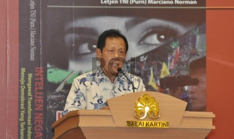 Kepala Badan Intelijen Negara (BIN) Letjen (Purn) Sutiyoso saat memberikan sambutan pada acara bedah buku Letjen TNI (Purn) Marciano Norman dengan judul 'Intelijen Negara: mengawal transformasi Indonesia menuju demokrasi yang terkonsolidasi' di Jakarta, Ka