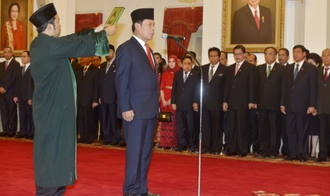 Kepala Badan Intelijen Negara (BIN) Sutiyoso mengucapkan sumpah jabatan saat dilantik oleh Presiden Joko Widodo di Istana Merdeka, Jakarta, Rabu (8/7). (Antara/Yudhi Mahatma)