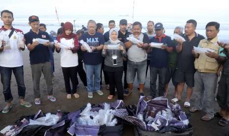 Kepala Badan Karantina Ikan dan Pengendali Mutu (BKIPM) Kementrian Kelautan dan Perikanan Rina (tengah) bersama tim Bareskrim Polri dan kelompok konservasi Pangandaran menunjukkan 300 ribu ekor bibit lobster sebelum dilepas di laut Pangandaran, Jawa Barat.