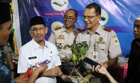 Kepala Badan Karantina Pertanian Ali Jamil (Kanan)