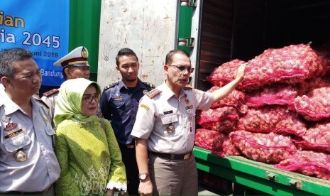 Kepala Badan Karantina Pertanian (Berantan) Ali Jamil (kanan) melepas ekspor jahe dan kopi Kabupaten Bandung