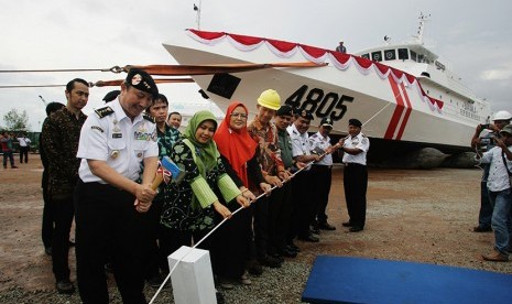 Kepala Badan Keamanan Laut (Bakamla) Laksamana Madya Maritim Mamahit (kedua kiri) meluncurkan dua Kapal Bakamla di Batam, Kepulauan Riau, Jumat (20/11).