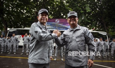 Kepala Badan Keamanan Laut (Bakamla) Laksamana Madya TNI Aan Kurnia (kiri)