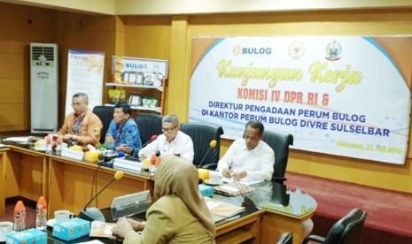 Kepala Badan Ketahanan Pangan Agung Hendriadi memberikan arahan tentang stok padi.