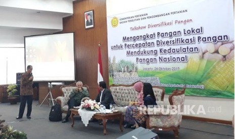 Kepala Badan Ketahanan Pangan Agung Hendriadi menjelaskan program pemerintah mewujudkan diversifikasi pangan 2018 pada acara talkshow diversifikasi pangan di Badan Penelitian dan Pengembangan, Selasa (24/10).