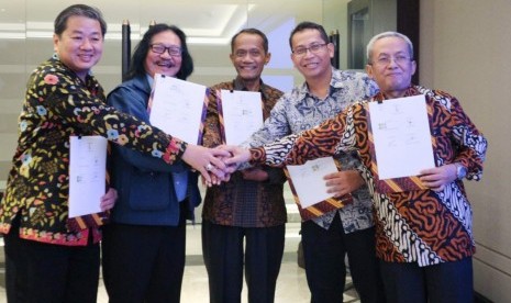 Kepala Badan Ketahanan Pangan Agung Hendriadi (tengah) berfoto bersama para narasumber dalam diskusi tentang industri pangan lokal