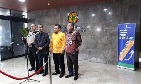 Kepala Badan Ketahanan Pangan (BKP) Agung Hendriadi (tengah) bersama Ketua Satgas Pangan Setyo Wasisto (kiri), Direktur Pengawasan Kemitraan KPPU Dedy Sani Ardi dan Direktur SDM dan Umum Bulog Febrianto menyampaikan kondisi stok pangan jelang Natal dan Tahun Baru di Gedung Kementerian Pertanian, Kamis (7/12).