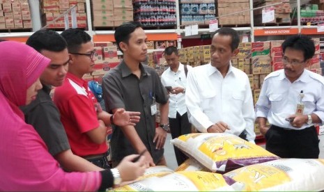 Kepala Badan Ketahanan Pangan (BKP) Kementerian Pertanian (Kementan) Agung Hendriadi saat mengecek ketersediaan dan harga pangan di Palembang, Sumatra Selatan, Rabu (23/5).