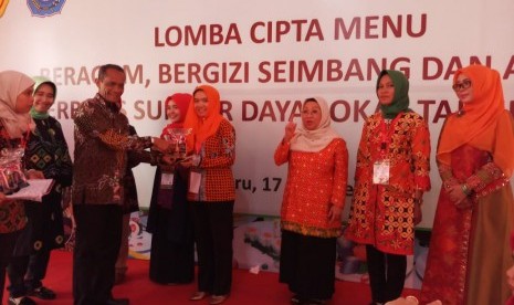 Kepala Badan Ketahanan Pangan (BKP) Kementerian Pertanian (Kementan) Agung Hendriadi saat memberikan sambutan Lomba Cipta Menu Beragam Bergizi Berimbang dan Aman Berbasis Sumberdaya Lokal, di halaman perkantoran pemerintah provinsi Kalimantan Selatan di Banjarbaru 