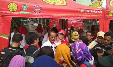 Kepala Badan Ketahanan Pangan Kementan Agung Hendriadi saat meninjau Toko Tani Indonesia di lokasi bazar pangan murah di Jakarta, Kamis (30/5).