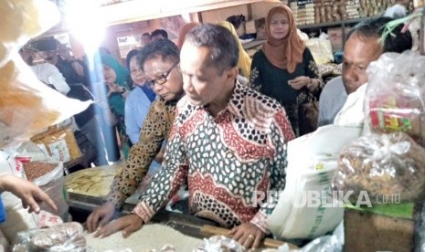 Kepala Badan Ketahanan Pangan Kementerian Pertanian, Agung Hendriadi  melakukan pengecekan harga kebutuhan pokok di Pasar Beringharjo,  Yogyakarta, Selasa (13/11). 