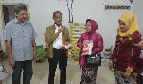 Kepala Badan Ketahanan Pangan Kementerian Pertanian, Agung Hendriadi (kedua dari kiri) menjelaskan tentang mekanisme pasokan beras ke Toko Tani Indonesia (TTI) saat berkunjung ke Yogyakarta, Kamis (23/11).