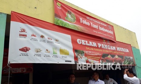 Kepala Badan Ketahanan Pangan Kementerian Pertanian Agung Hendriadi mengecek penjualan pangan murah di Pasar Klender, Rabu (16/5)