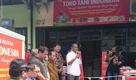 Kepala Badan Ketahanan Pangan Kementerian Pertanian, Agung Hendriadi saat membuka Toko Tani Indonesia (TTI) di Pasar Induk Beras Cipinang (PIBC) Jakarta Timur, Kamis (21/9).