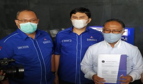 Kepala Badan Komunikasi Strategis (Bakomstra) DPP Partai Demokrat Herzaky Mahendra Putra didampingi Kuasa Hukum Bambang Widjojanto.