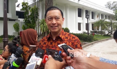 Kepala Badan Koordinasi Bidang Perekonomian (BKPM) Thomas Lembong memberikan keterangan terkait hasil rapat terbatas investasi dan persadangan, Jumat (5/1). 