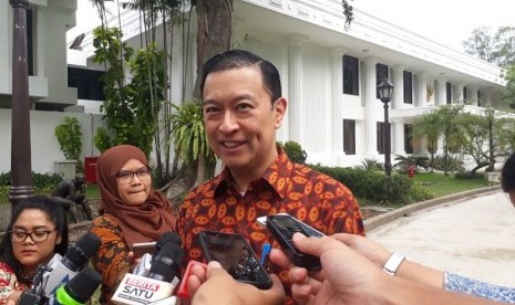 Kepala Badan Koordinasi Bidang Perekonomian (BKPM) Thomas Lembong memberikan keterangan terkait hasil rapat terbatas investasi dan persadangan, Jumat (5/1). 