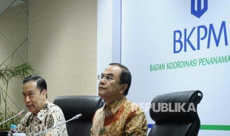  Kepala Badan Koordinasi Penanaman Modal (BKPM) Thomas Lembong (kiri), Deputi Pengendalian Pelaksanaan Penanaman Modal Azhar Lubis berbicara saat konferensi pers kinerja BKPM di Jakarta, Rabu (25\1)