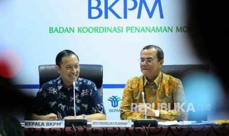 Kepala Badan Koordinasi Penanaman Modal (BKPM) Thomas Lembong (kiri) bersama Deputi Bidang Pelaksanaan Penanaman Modal BKPM Azar Lubis menyampaikn realisasi investasi kuartal III di Gedung BKPM, Jakarta, Kamis (27/10). 