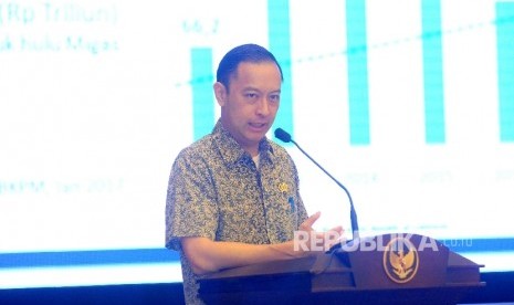 Kepala Badan Koordinat Penanaman Modal (BKPM) Thomas Lembong memberikan sambutannya saat meresmikan layanan investasi tiga jam sektor ESDM di Gedung BKPM, Jakarta, Senin (30/1).