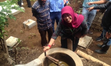 Kepala Badan Lingkungan Hidup Malang Tridiyah Maestuti sedang melakukan inspeksi di lokasi penerima biogas.