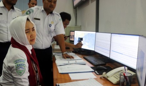 Kepala Badan Meteorologi, Klimatologi dan Geofisika (BMKG) Dwikorita Karnawati (kiri) meninjau peralatan pemantauan gempa bumi di Stasiun Geofisika Ambon, Maluku.