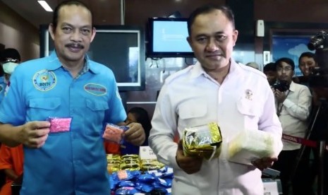 Kepala Badan Narkotika Nasional (BNN) Heru Winarko (kanan)