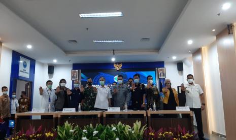 Kepala Badan Narkotika Nasional (BNN) Heru Winarko (tengah, baju putih) saat konferensi pers akhir tahun BNN di kantor BNN, Jalan MT Haryono, Jakarta Timur, Selasa (22/12).