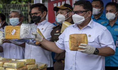 Kepala Badan Narkotika Nasional (BNN) Komisaris Jenderal Polisi Petrus Reinhard Golose (kanan) menunjukkan barang bukti narkotika. Badan Narkotika Nasional (BNN) menggelar puncak acara peringatan Hari Anti Narkotika Internasional (HANI), Senin (28/6). Pada peringatan itu, BNN menegaskan bahwa narkoba masih termasuk golongan narkoba, meski Komisi Narkotika Perserikatan Bangsa-Bangsa (PBB) memutuskan menghapus ganja dan resin ganja dari kategori obat paling berbahaya. 