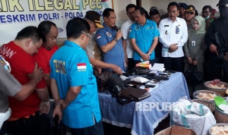 Kepala Badan Narkotika Nasional (BNN), Komjen Pol Budi Waseso memberikan keterangan  seputar pengungkapan tempat produksi pil paracetamol caffein carisprodol (PCC) ilegal di Jalan Halmahera Raya Nomor 27 atau wilayah Kelurahan Karangtempel, Kecamatan Semarang Timur, Kota Semarang, Jawa Tengah, Senin (4/12).