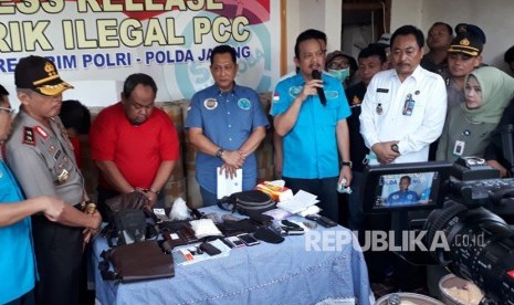 Kepala Badan Narkotika Nasional (BNN), Komjen Pol Budi Waseso memberikan keterangan  seputar pengungkapan tempat produksi pil paracetamol caffein carisprodol (PCC) ilegal di Jalan Halmahera Raya Nomor 27 atau wilayah Kelurahan Karangtempel, Kecamatan Semarang Timur, Kota Semarang, Jawa Tengah, Senin (4/12).