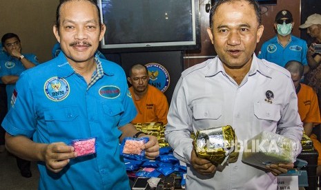 Kepala Badan Narkotika Nasional (BNN) Komjen Pol Heru Winarko (kanan) bersama Deputi Pemberantasan BNN Irjen Pol Arman Depari (kiri) menunjukkan barang bukti narkotika jenis sabu-sabu saat rilis kasus narkotika di kantor BNN, Cawang, Jakarta, Selasa (22/5). 