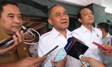 Kepala Badan Narkotika Nasional (BNN) Komjen Pol Heru Winarko (tengah) usai mendatangi Menteri Dalam Negeri (Mendagri) Tito Karnavian di kantor Kemendagri, Jakarta Pusat, Senin (20/1). 