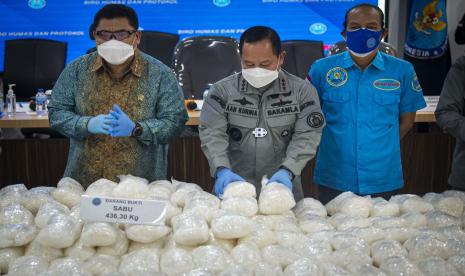 Kepala Badan Narkotika Nasional (BNN) Komjen Pol Petrus Reinhard Golose (kiri) didampingi Deputi Bidang Pemberantasan Irjen Pol Arman Depari (kanan) bersama Kepala Badan Keamanan Laut (Bakamla) Laksdya TNI Aan Kurnia (tengah) menunjukkan barang bukti kasus peredaran narkotika dalam konferensi pers di Kantor BNN, Jakarta, Rabu (17/2/2021). BNN bersama Bakamla berhasil mengungkap empat kasus peredaran narkotika jenis sabu di empat lokasi yakni Medan, Palembang, Jakarta dan Kepulauan Seribu dengan barang bukti sebanyak 466,19 kilogram sabu serta mengamankan 11 orang tersangka. 