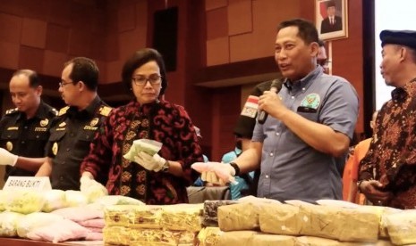 Kepala Badan Narkotika Nasional Budi Waseso (kedua kanan)