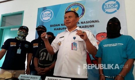 Kepala Badan Narkotika Nasional Kabupaten (BNNK) Kabupaten Sukabumi memperlihatkan barang bukti berupa narkoba jenis sabu-sabu, Selasa(21/3) sore.