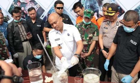 Kepala Badan Narkotika Nasional Provinsi (BNNP) Jabar Brigjen Pol Sufyan Syarif saat memusnahkan barang bukti sabu di Mapolrestabes Bandung, Kamis (30/8).